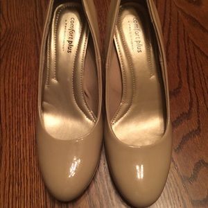 Nude patent pumps 7 1/2